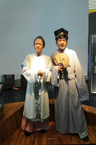 Model of Chinese merchant couple